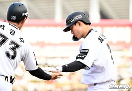 'Overpay? There’s no such thing as a filial FA.' With the batting title within reach, it was trust that propelled Choi Won-jun, who posted a .456 batting average in May.