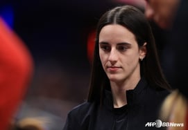 "Why tell us now?" Fans waited, but the superstar suddenly sat out just before the game... WNBA issues strong warning to her team