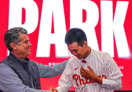 [Official] 'Korean 18-year-old pitcher' finally makes another leap to Major League! Signs official contract with Philadelphia, securing a $1.83 billion won signing bonus
