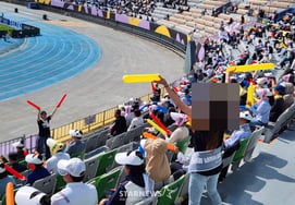 Did they go this far to cheer for their hometown? Cheerleaders even appeared with 'Ministry of Unification support'... 'Self-organized' on-site staff alone numbered a staggering 50.