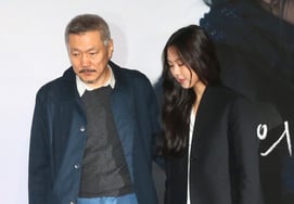 Ten years after the career peak 'The Handmaiden'.. Kim Min-hee, mother of Hong Sang-soo's child at '66', captured in daily life as a mom [Star Issue]