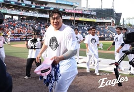 'Four surgeries, spent 11 years in the U.S.' Ryu Hyun-jin achieves 200 career wins in Korea and the U.S. ... Only 10 wins remain to make 'a new Korean history'