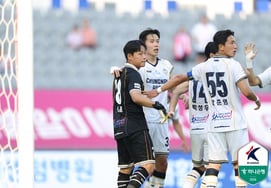 180cm GK Shin Song-hoon's spectacular saves → Chungnam Asan, 0-0 draw with 10 men against Yongin... Gabriel misses PK [Yongin On-Site Review]