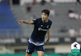 "Expulsión relámpago en el minuto 7 del primer tiempo": Seúl E-Land aplasta 3-1 a Seongnam, que contaba con 10 jugadores, con un "gol de tiro libre fantástico de Eulher"... Salta de inmediato al segundo lugar [Desde Mokdong]