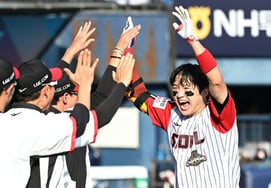 "Thanks to the fans who came despite the hot weather (up to 29°C), we secured a comeback victory." LG Yeom Kyung-yeop manager thanks the full house of spectators for the walk-off win in the bottom of the 9th inning [Jamsil on-site]