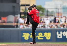 Even when he threw, he threw again! KIA's Jung Hae-young's all-out 24 pitches made the 'KBO's youngest 150 saves' record even more valuable.