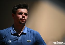 "I need to use the restroom urgently!" Throws racket mid-match and sprints... A sudden incident that even left the umpire flustered