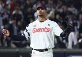 'Efectividad de mayo de 7,02': el inversor extranjero de Lotte en crisis, obligado a abandonar el montículo tras un inning... ¡ahora le duele hasta la cintura!... el club también lo vigila