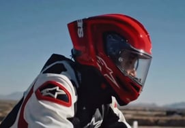 "Una película hecha en un abrir y cerrar de ojos": Jungkook de BTS, esta vez en una motocicleta superdeportiva... 27,3 millones de vistas en solo 9 horas, 'explosión de popularidad'