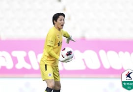 'Primer fichaje extranjero GK Yongin': surge inesperada competencia en la portería... la sorprendente actuación del suplente Hwang Sung-min deja al cuerpo técnico muy satisfecho