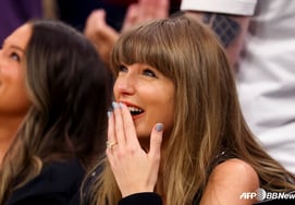 "Don't you know this person?" Introduced like a regular person even in front of a global pop star... Fans furious at NBA broadcast team