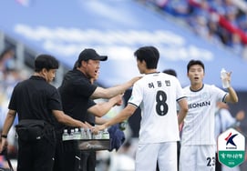 Suwon empujada hasta el borde del precipicio... 'victoria por un gol de diferencia en el último minuto' el entrenador Park Jin-seop: "El resultado se debe a la diferencia de capacidad del estratega" [En Suwon]