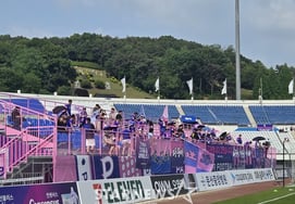 El partido local de Paju cambia: se implementan por primera vez los 300 asientos variables desde el encuentro contra Gimpo... el ambiente de apoyo se vuelve más intenso [Desde Paju]