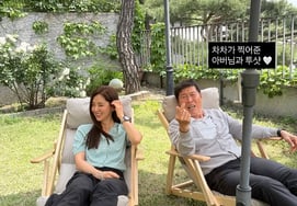 Han Chae-ah, smiling selfie with father-in-law Cha Bum-kun: "Daughter Cha-cha took this"