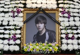 El fallecido Chae Dong-ha, exintegrante de SG Wannabe, cumple hoy (26) el 15º aniversario de su muerte..una estrella que se apagó demasiado pronto