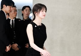 Go Yoon-jung, 'elegant paso' [★Fotos]