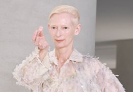 ティルダ・スウィントン『Kハートを受け取ってください』' [★フォト]