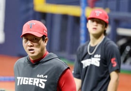 [Photo] Kia's Kim Ju-chan watching batting practice