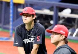 [Photo] Kim Do-young, preparing for batting while chatting with Kim Sun-bin