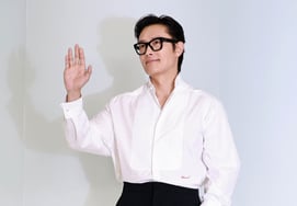 Lee Byung-hun, saludo «rápido y ágil» [★FOTO]