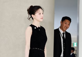 Ko Yun-jung's beauty that makes even bodyguards smile [★Photo]