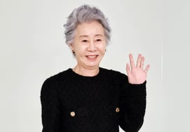 Youn Yuh-jung greets with a 'healthy smile' [★Photo]