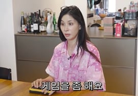 '55-year-old' Go So-young reveals novel morning routine: "Playing dementia-prevention games while lying in bed" [Star Issue]