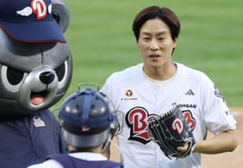 [Foto] El gran fan de Doosan, Woo Ji-won, pide: «Detengan la racha de derrotas»