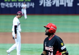 [Foto] 'En el primer inning, ponche a An Woo-jin' Aderlin