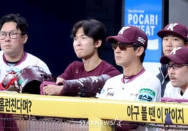 [Photo] Coach Seol Jong-jin focusing on the game 'with Lee Yong-gyu'