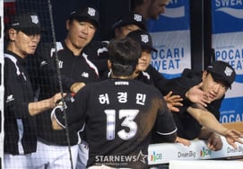 [Foto] El entrenador Lee Kang-cheol saluda a Heo Gyeong-min por su gran jugada