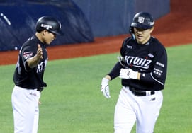 [Photo] Choi Won-jun, a solo home run in flight