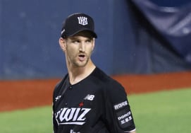 [Photo] Boesley 'Thanks shouting to Kim Hyun-soo for his great defensive play'
