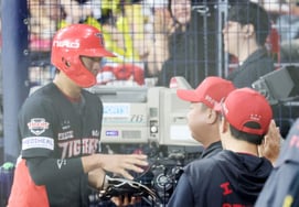 [Photo] Kim Gyu-seong, who got a hit and scored the first run