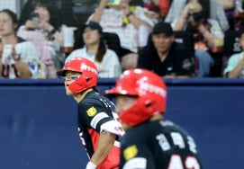 [Photo] "Is it going over?" Kim Do-young hits a bases-loaded, three-RBI double]