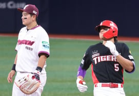 [Photo] "Is the fence blocking the way?" Kim Do-young hits a bases-loaded, three-RBI double