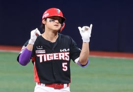 [Photo] "It's fine to sweep them all" — Kim Do-young hits a bases-loaded, three-RBI double
