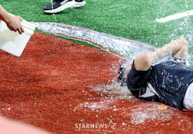 [Camera Talk] 'Six innings of no-hitter and no-run, a water shower is perfect for the first win' Special celebration by KIA players for Kim Tae-hyung's first victory