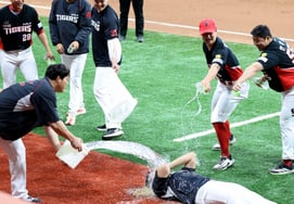 [Photo] 'Six-inning no-hitter, no-run': Kim Tae-hyung earns first win, doused with a bucket of water by Jo Sang-woo