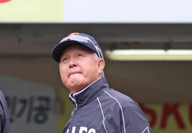 "How can you be a pro if you're always throwing balls?" Hanwha manager Kim Kyung-moon sighs, urging players to learn from '200-win pitcher' Ryu Hyun-jin