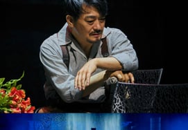 Cho Sung-ha takes on stage in theater as well; 'Ban-ya Ajussi' sells out to critical acclaim