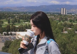 "Quiero vivir en un país sin izquierdistas": Choi Jun-hee también publica 'foto de certificación en Starbucks'... su propio camino en medio de la controversia [Star Issue]