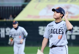 "I was also considering the closer role..." Manager Kim Kyung-moon decides to put Jung Woo-ju back in for the 8th inning after 'starting pitcher failure' [Changwon Field]