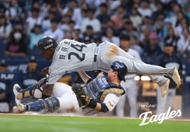 'Historical Moment Lost in Time': Even a Veteran with '60 Years in Baseball' Was Surprised... Finally Cleared His Regrets with a First-Inning Home Run to Achieve 'Double-Digit Home Runs for Two Consecutive Years' [Changwon On-Site]