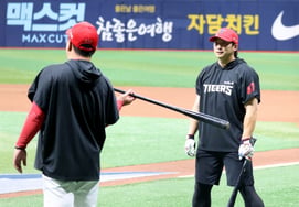 [Foto] Na Seong-beom conversando con el entrenador Lee Beom-ho