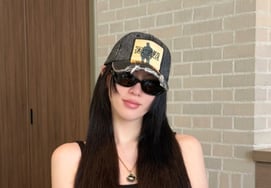 'ソン・シギョン熱愛説' ミヨシ・アヤカ、顔の半分を隠しても魅惑的..逆転の清純な雰囲気