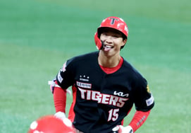 [De un vistazo] «¡Hoy es el abridor!» Park Jae-hyun convierte el primer lanzamiento de Alcantara en un jonrón solitario con la fuerza de un rayo.