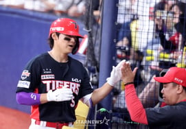 [De un vistazo] «Do-young, ¿mi consejo funcionó?» El entrenador Lee Beom-ho felicita a Kim Do-young por su jonrón en solitario