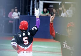 [Foto] 'Jonrón en solitario contra Alcantara en la 4ª entrada': Kim Do-young