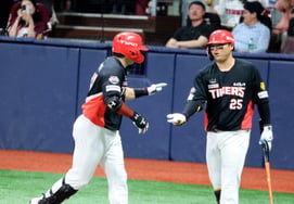 [Foto] 'Encuentro en pareja con Han Joon-soo': Na Seong-beom conecta el tercer jonrón del equipo